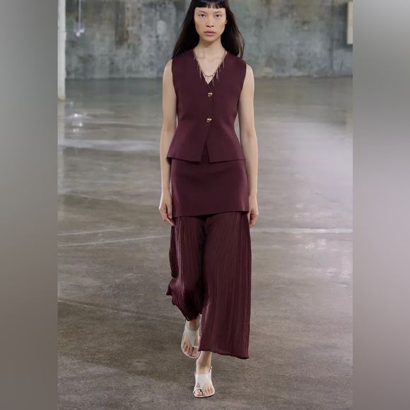 Zara Burgundy Sleeveless Knit Vest with Gold Button Detail- New with Tags - Picture 2 of 9